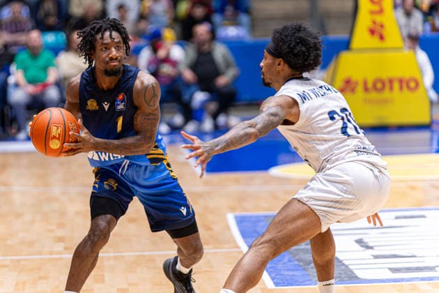 Basketball Bundesliga BBL, Frankfurt Skyliners vs. MLP Academics Heidelberg, Süwag Energie Arena Frankfurt am Main; 12.04.2026 Basketball Bundesliga BBL, Frankfurt am Main, Germany - 12.04.2026: Isaiah Swope (Frankfurt Skyliners, 1)am Ball gegen Michael Weathers (MLP Academics Heidelberg, 20), Basketball Bundesliga BBL, Spiel der Frankfurt Skyliners vs. MLP Academics Heidelberg, Süwag Energie Arena Frankfurt am Main Copyright: xBEAUTIFULxSPORTS Freudensteinx