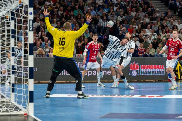 12.04.2026, xdobgx, Handball Daikin HBL, Handball Verein Hamburg - THW Kiel v.l. Robin Paulsen Haug (Handball Sport Verein Hamburg, 16), Domagoj Duvnjak (Kiel, 4) beim Wurf, in action, throwing
