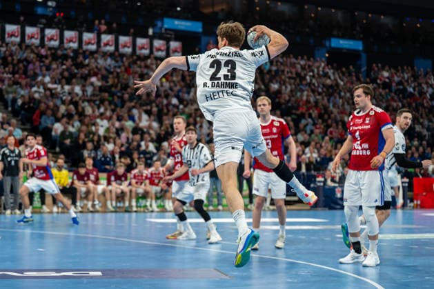 12.04.2026, xdobgx, Handball Daikin HBL, Handball Verein Hamburg - THW Kiel v.l. Rune Dahmke (Kiel, 23) beim Wurf, in action, throwing