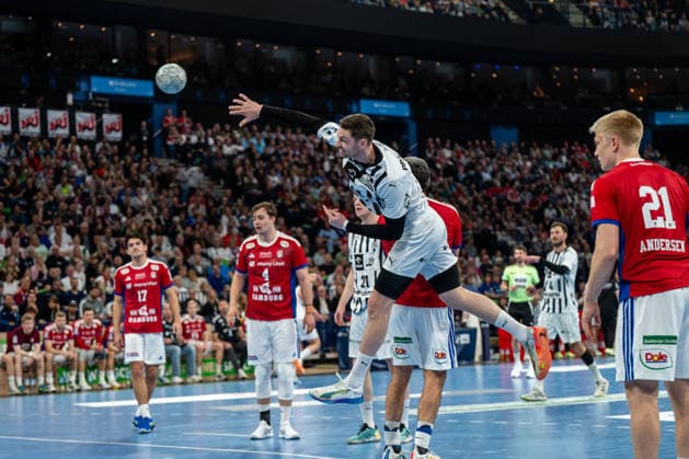 12.04.2026, xdobgx, Handball Daikin HBL, Handball Verein Hamburg - THW Kiel v.l. Hendrik Pekeler (Kiel, 61) beim Wurf, in action, throwing