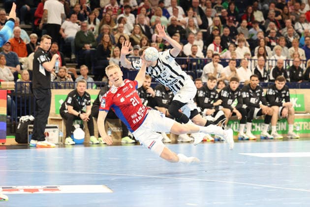 Handball Daikin Handball Bundesliga 2025 2026 - Handball Verein Hamburg vs. THW Kiel Frederik Bo Andersen (Hamburg),Lukas Zerbe (Kiel), Foul, rote Karte für Lukas Zerbe Barclays Arena Hamburg