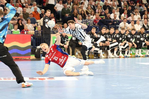 Handball Daikin Handball Bundesliga 2025 2026 - Handball Verein Hamburg vs. THW Kiel Frederik Bo Andersen (Hamburg),Lukas Zerbe (Kiel), Foul, rote Karte für Lukas Zerbe Barclays Arena Hamburg