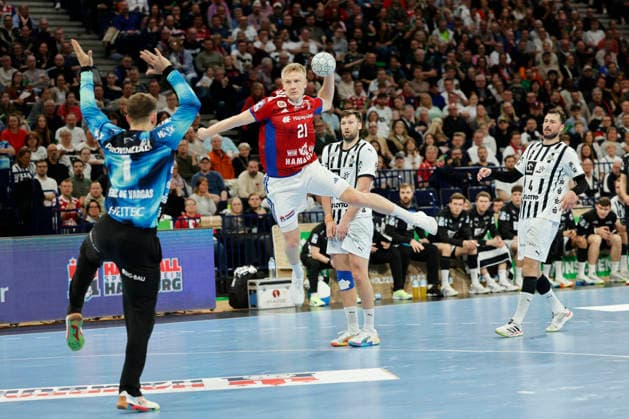Handball 1. Handball-Bundesliga, Daikin HBL 2025 2026 - Handball Verein Hamburg (HSVH) vs. THW Kiel Frederik Bo Andersen (Hamburg) wirft auf das Tor von Torwart Gonzalo Perez de Vargas (Kiel) und trifft . Barclays Arena Hamburg Hamburg Foto: Frank Schoof