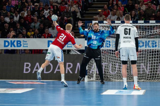 12.04.2026, xdobgx, Handball Daikin HBL, Handball Verein Hamburg - THW Kiel v.l. Frederik Bo Andersen (Handball Sport Verein Hamburg, 21) beim Siebenmeter, Andreas Wolff (Kiel, 33)