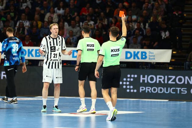 Handball I Herren I Saison 2025 2026 I Bundesliga I 28. Spieltag I HSV Hamburg - THW Kiel I 12.04.2026 Rote Karte gegen Eric Johansson (21, THW Kiel) Hamburg Barclaycard Arena Hamburg Deutschland Copyright: xLobeca RalfxHomburgx