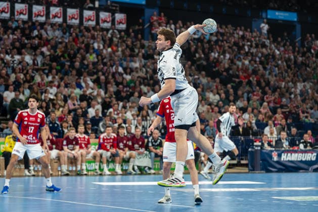 12.04.2026, xdobgx, Handball Daikin HBL, Handball Verein Hamburg - THW Kiel v.l. Lukas Laube (Kiel, 20) beim Wurf, in action, throwing