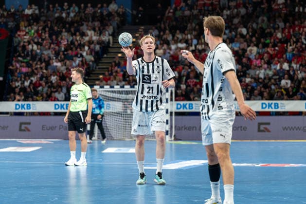 12.04.2026, xdobgx, Handball Daikin HBL, Handball Verein Hamburg - THW Kiel v.l. Eric Johansson (Kiel, 21) am Ball, plays the ball, Rune Dahmke (Kiel, 23)
