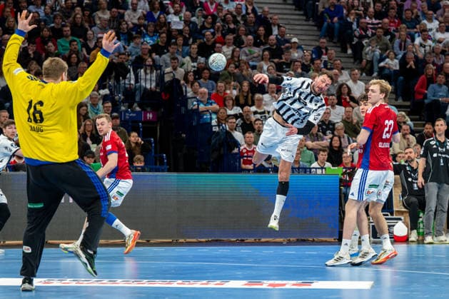 12.04.2026, xdobgx, Handball Daikin HBL, Handball Verein Hamburg - THW Kiel v.l. Robin Paulsen Haug (Handball Sport Verein Hamburg, 16), Domagoj Duvnjak (Kiel, 4) beim Wurf, in action, throwing, Einar Olafsson (Handball Sport Verein Hamburg, 23)