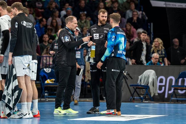 12.04.2026, xdobgx, Handball Daikin HBL, Handball Verein Hamburg - THW Kiel v.l. Matthias Andersson (Towarttrainer), Andreas Wolff (Kiel, 33), Gonzalo Perez De Vargas (Kiel, 1) im Gespräch, in conversation