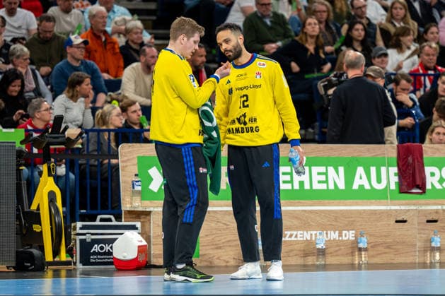 12.04.2026, xdobgx, Handball Daikin HBL, Handball Verein Hamburg - THW Kiel v.l. Robin Paulsen Haug (Handball Sport Verein Hamburg, 16), Mohamed El‘Tayar (Handball Sport Verein Hamburg, 12) im Gespräch, in conversation