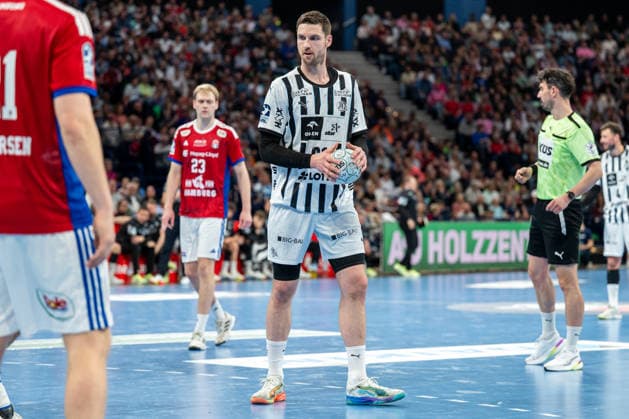 12.04.2026, xdobgx, Handball Daikin HBL, Handball Verein Hamburg - THW Kiel v.l. Hendrik Pekeler (Kiel, 61) am Ball, plays the ball