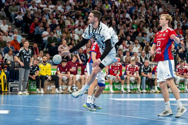12.04.2026, xdobgx, Handball Daikin HBL, Handball Verein Hamburg - THW Kiel v.l. Hendrik Pekeler (Kiel, 61) beim Wurf, in action, throwing