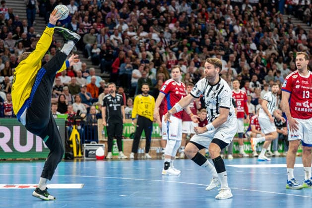 12.04.2026, xdobgx, Handball Daikin HBL, Handball Verein Hamburg - THW Kiel v.l. Robin Paulsen Haug (Handball Sport Verein Hamburg, 16), Petter Overby (Kiel, 11)