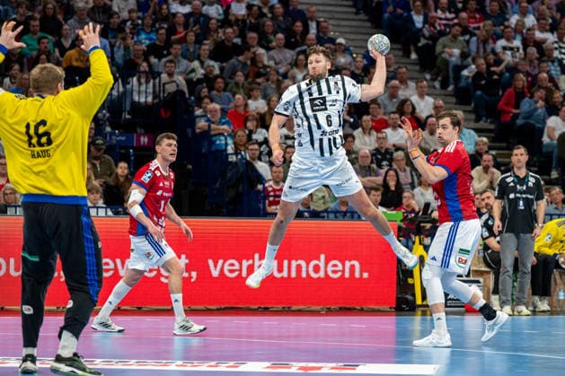 12.04.2026, xdobgx, Handball Daikin HBL, Handball Verein Hamburg - THW Kiel v.l. Robin Paulsen Haug (Handball Sport Verein Hamburg, 16), Harald Reinkind (Kiel, 6) beim Wurf, in action, throwing