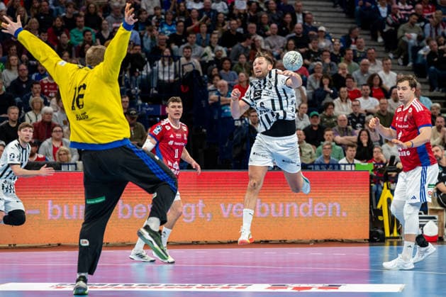 12.04.2026, xdobgx, Handball Daikin HBL, Handball Verein Hamburg - THW Kiel v.l. Robin Paulsen Haug (Handball Sport Verein Hamburg, 16), Harald Reinkind (Kiel, 6) beim Wurf, in action, throwing
