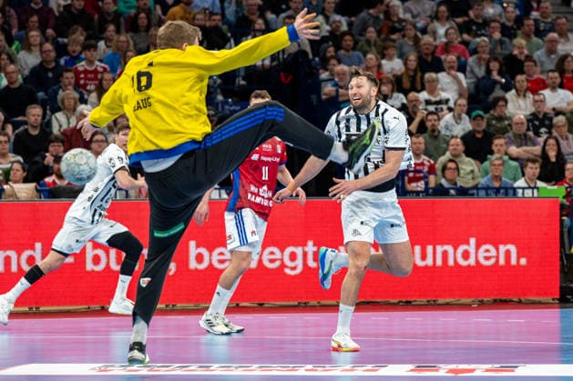 12.04.2026, xdobgx, Handball Daikin HBL, Handball Verein Hamburg - THW Kiel v.l. Robin Paulsen Haug (Handball Sport Verein Hamburg, 16), Harald Reinkind (Kiel, 6) beim Wurf, in action, throwing