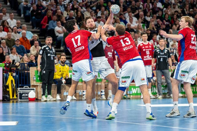12.04.2026, xdobgx, Handball Daikin HBL, Handball Verein Hamburg - THW Kiel v.l. Kaj Geenen (Handball Sport Verein Hamburg, 17), Harald Reinkind (Kiel, 6), Niklas Weller (Handball Sport Verein Hamburg, 13) Zweikampf, Duell, Kampf, tackle