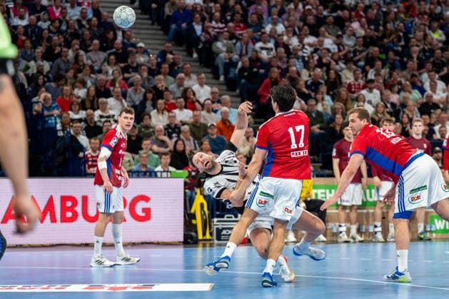 12.04.2026, xdobgx, Handball Daikin HBL, Handball Verein Hamburg - THW Kiel v.l. Harald Reinkind (Kiel, 6), Kaj Geenen (Handball Sport Verein Hamburg, 17), Niklas Weller (Handball Sport Verein Hamburg, 13) Zweikampf, Duell, Kampf, tackle