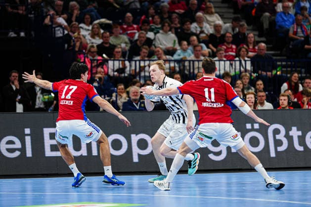 Kaj Geenen (Handball Verein Hamburg, 17), Eric Johansson (THW Kiel, 21), Nicolaj Jorgensen (Handball Sport Verein Hamburg, 11) GER, Handball Sport Verein Hamburg vs. THW Kiel, Handball, 1. Bundesliga, Spieltag 28, Saison 2025 2026, 12.04.2026 GER, Handball Sport Verein Hamburg vs. THW Kiel, Handball, 1. Bundesliga, Spieltag 28, Saison 2025 2026, 12.04.2026 Hamburg Copyright: xEibner-Pressefoto MarcelxvonxFehrnx EP_MFN