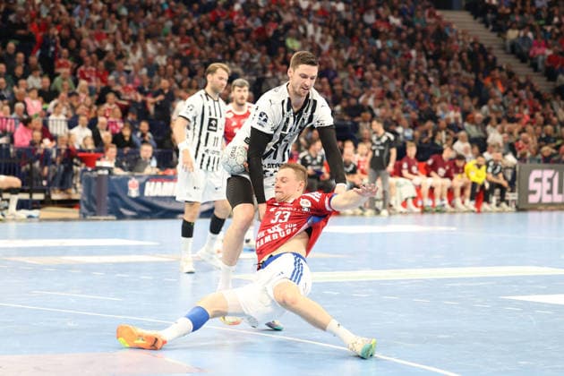 Handball Daikin Handball Bundesliga 2025 2026 - Handball Verein Hamburg vs. THW Kiel Hendrik Pekeler (Kiel), Moritz Sauter (Hamburg), Barclays Arena Hamburg