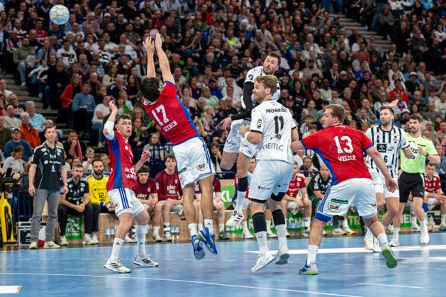 12.04.2026, xdobgx, Handball Daikin HBL, Handball Verein Hamburg - THW Kiel v.l. Kaj Geenen (Handball Sport Verein Hamburg, 17), Petter Overby (Kiel, 11), Domagoj Duvnjak (Kiel, 4) beim Wurf, in action, throwing