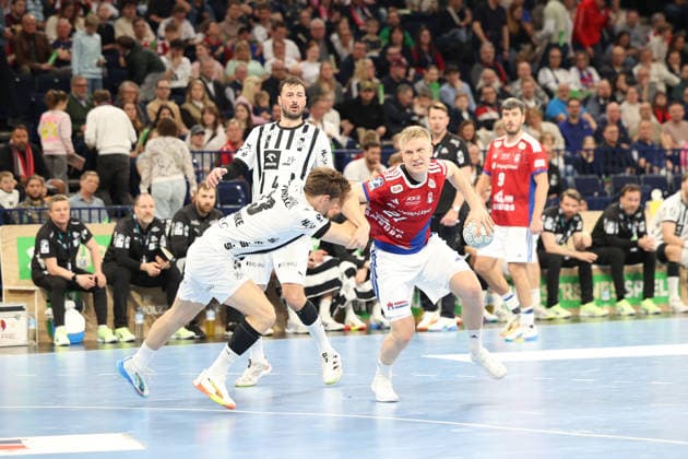 Handball Daikin Handball Bundesliga 2025 2026 - Handball Verein Hamburg vs. THW Kiel Domagoj Duvnjak (Kiel),Rune Dahmke (Kiel),Frederik Bo Andersen (Hamburg),erfolgreicher Torwurf, Barclays Arena Hamburg