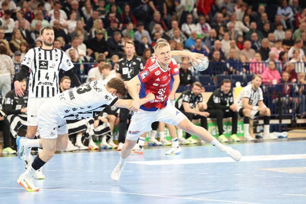 Handball Daikin Handball Bundesliga 2025 2026 - Handball Verein Hamburg vs. THW Kiel Domagoj Duvnjak (Kiel),Rune Dahmke (Kiel),Frederik Bo Andersen (Hamburg),erfolgreicher Torwurf, Barclays Arena Hamburg