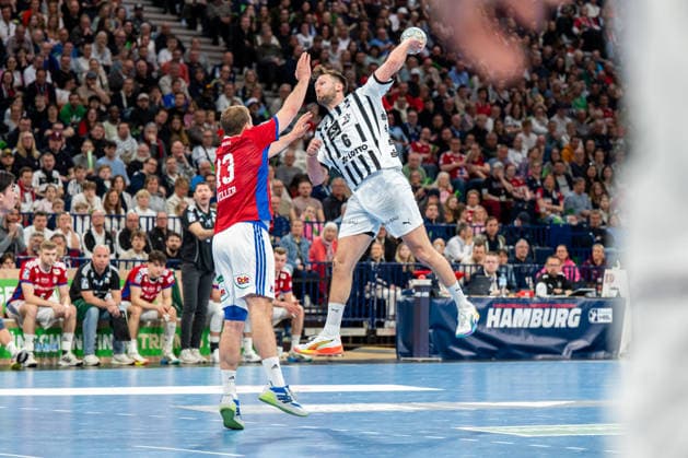 12.04.2026, xdobgx, Handball Daikin HBL, Handball Verein Hamburg - THW Kiel v.l.Niklas Weller (Handball Sport Verein Hamburg, 13), Harald Reinkind (Kiel, 6) beim Wurf, in action, throwing
