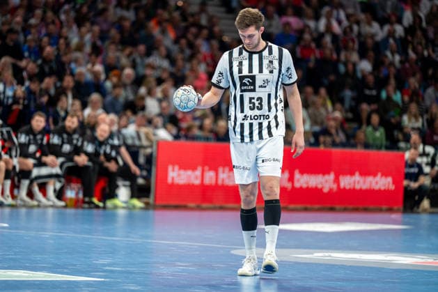 12.04.2026, xdobgx, Handball Daikin HBL, Handball Verein Hamburg - THW Kiel v.l. Nikola Bilyk (Kiel, 53) am Ball, plays the ball