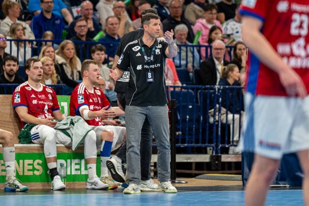 12.04.2026, xdobgx, Handball Daikin HBL, Handball Verein Hamburg - THW Kiel v.l. Torsten Jansen (HSV Hamburg, Head Coach) gibt Anweisungen, gestikuliert mit den Armen, gesticulate, gives instructions