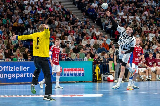 12.04.2026, xdobgx, Handball Daikin HBL, Handball Verein Hamburg - THW Kiel v.l. Robin Paulsen Haug (Handball Sport Verein Hamburg, 16), Hendrik Pekeler (Kiel, 61) beim Wurf, in action, throwing