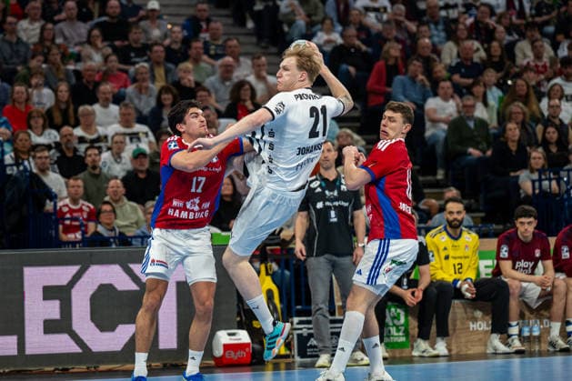12.04.2026, xdobgx, Handball Daikin HBL, Handball Verein Hamburg - THW Kiel v.l. Kaj Geenen (Handball Sport Verein Hamburg, 17), Eric Johansson (Kiel, 21) beim Wurf, in action, throwing, Nicolaj Jorgensen (Handball Sport Verein Hamburg, 11)