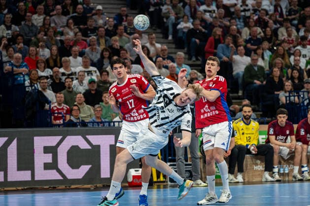 12.04.2026, xdobgx, Handball Daikin HBL, Handball Verein Hamburg - THW Kiel v.l. Kaj Geenen (Handball Sport Verein Hamburg, 17), Eric Johansson (Kiel, 21) beim Wurf, in action, throwing, Nicolaj Jorgensen (Handball Sport Verein Hamburg, 11)