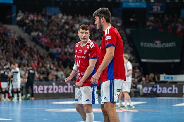 12.04.2026, xdobgx, Handball Daikin HBL, Handball Verein Hamburg - THW Kiel v.l. Nicolaj Jorgensen (Handball Sport Verein Hamburg, 11), Jacob Lassen (Handball Sport Verein Hamburg, 9) im Gespräch, in conversation