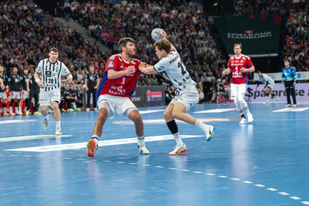 12.04.2026, xdobgx, Handball Daikin HBL, Handball Verein Hamburg - THW Kiel v.l. Jacob Lassen (Handball Sport Verein Hamburg, 9), Rune Dahmke (Kiel, 23) Zweikampf, Duell, Kampf, tackle