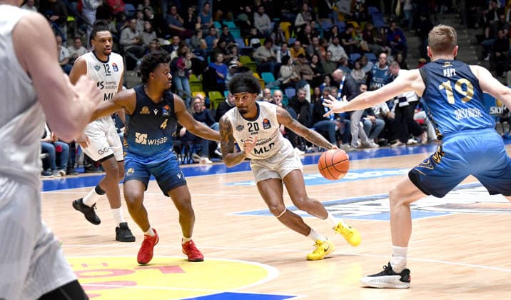 12.04.2026, xokbx, Basketball easyCredit BBL Bundesliga, Frankfurt Skyliners - MLP Academics Heidelberg v.l. Michael Weathers (MLP Academics Heidelberg), Nahiem Alleyne (Fraport Skyliners Frankfurt), Zweikampf, Duell, Dribbling (DFL DFB REGULATIONS PROHIBIT ANY USE OF PHOTOGRAPHS as IMAGE SEQUENCES and or QUASI-VIDEO) Frankfurt am Main