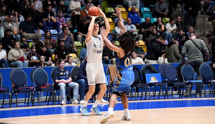 12.04.2026, xokbx, Basketball easyCredit BBL Bundesliga, Frankfurt Skyliners - MLP Academics Heidelberg v.l. Niklas Wuerzner (MLP Academics Heidelberg), Tyger Campbell (Fraport Skyliners Frankfurt), Zweikampf, Duell, Wurf (DFL DFB REGULATIONS PROHIBIT ANY USE OF PHOTOGRAPHS as IMAGE SEQUENCES and or QUASI-VIDEO) Frankfurt am Main