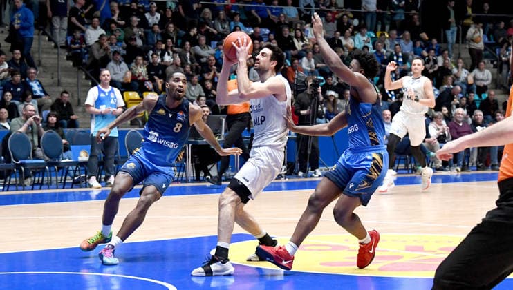12.04.2026, xokbx, Basketball easyCredit BBL Bundesliga, Frankfurt Skyliners - MLP Academics Heidelberg v.l. Mateo Seric (MLP Academics Heidelberg), William Christmas (Fraport Skyliners Frankfurt), Nahiem Alleyne (Fraport Skyliners Frankfurt), Zweikampf, Duell, Sprint (DFL DFB REGULATIONS PROHIBIT ANY USE OF PHOTOGRAPHS as IMAGE SEQUENCES and or QUASI-VIDEO) Frankfurt am Main