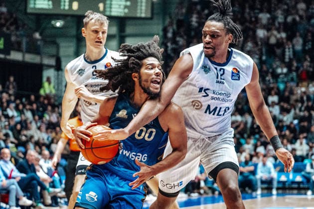 Tyger Campbell (Skyliners Frankfurt, 00), Osun Osunniyi (MLP Academics Heidelberg, 12) GER, Skyliners Frankfurt vs. MLP Academics Heidelberg, easycredit BBL, Bundesliga, 29 Spieltag, Saison 2025 2026. 12.04.2026 Eibner-Pressefoto Attila Ziga GER, Skyliners Frankfurt vs. MLP Academics Heidelberg, easycredit BBL, Bundesliga, 29 Spieltag, Saison 2025 2026. 12.04.2026 Frankfurt am Main Copyright: xEibner-Pressefotox EP_AZA