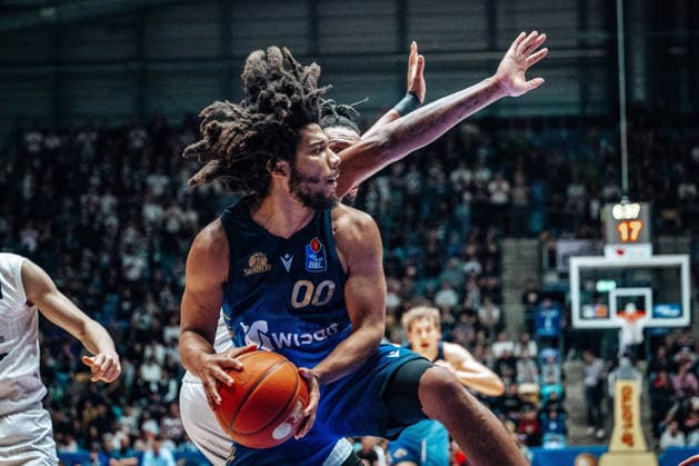 Tyger Campbell (Skyliners Frankfurt, 00), Osun Osunniyi (MLP Academics Heidelberg, 12) GER, Skyliners Frankfurt vs. MLP Academics Heidelberg, easycredit BBL, Bundesliga, 29 Spieltag, Saison 2025 2026. 12.04.2026 Eibner-Pressefoto Attila Ziga GER, Skyliners Frankfurt vs. MLP Academics Heidelberg, easycredit BBL, Bundesliga, 29 Spieltag, Saison 2025 2026. 12.04.2026 Frankfurt am Main Copyright: xEibner-Pressefotox EP_AZA