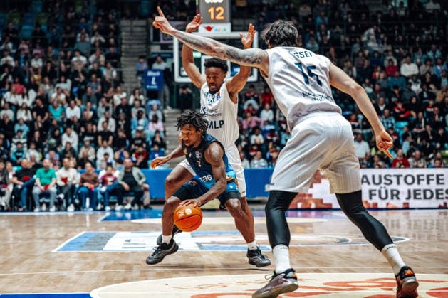 Isaiah Swope (Skyliners Frankfurt, 01), Eric Reed Jr. (MLP Academics Heidelberg, 43) GER, Skyliners Frankfurt vs. MLP Academics Heidelberg, easycredit BBL, Bundesliga, 29 Spieltag, Saison 2025 2026. 12.04.2026 Eibner-Pressefoto Attila Ziga GER, Skyliners Frankfurt vs. MLP Academics Heidelberg, easycredit BBL, Bundesliga, 29 Spieltag, Saison 2025 2026. 12.04.2026 Frankfurt am Main Copyright: xEibner-Pressefotox EP_AZA