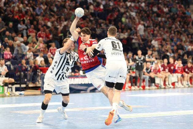 Handball Daikin Handball Bundesliga 2025 2026 - Handball Verein Hamburg vs. THW Kiel Lukas Laube (Kiel),Elias Kofler (Hamburg),Hendrik Pekeler (Kiel), Barclays Arena Hamburg