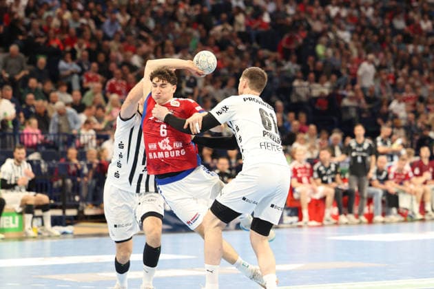 Handball Daikin Handball Bundesliga 2025 2026 - Handball Verein Hamburg vs. THW Kiel Elias Kofler (Hamburg),Hendrik Pekeler (Kiel), Barclays Arena Hamburg