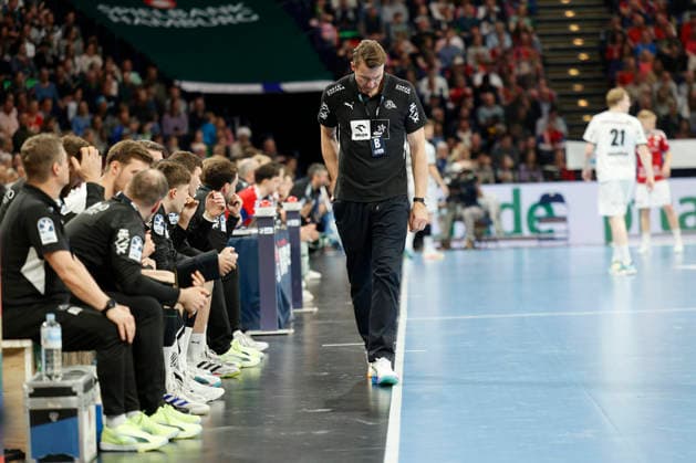 Handball 1. Handball-Bundesliga, Daikin HBL 2025 2026 - Handball Verein Hamburg (HSVH) vs. THW Kiel Trainer Filip Jicha (Kiel) mit gesenktem Kopf . Barclays Arena Hamburg Hamburg Foto: Frank Schoof *** Local Caption *** Eine Veroeffentlichung ist honorarpflichtig. Frank Schoof Luett Moor Dieses Bild ist zur redaktionellen Verwendung bestimmt. Eine werbliche Verwendung erfordert eine zusaetzliche Freigabe. *** Handball 1 Handball Bundesliga, Daikin HBL 2025 2026 Handball Sport Verein Hamburg HSVH vs THW Kiel Coach Filip Jicha Kiel with lowered head Barclays Arena Hamburg Hamburg Photo Frank Schoof Local Caption Publication is subject to a fee Frank Schoof Luett Moor This image is intended for editorial use Advertising use requires additional approval