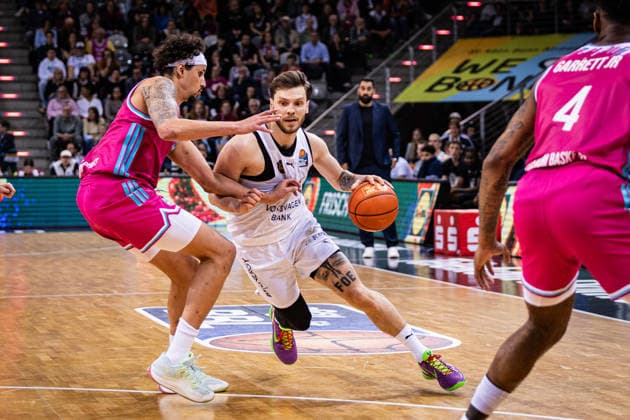 easyCredit Basketball Bundesliga, Telekom Baskets Bonn vs. Basketball Löwen Braunschweig, 12.04.2026 Ferdinand Zylka (BASKETBALL LÖWEN BRAUNSCHWEIG 6) und Michael Kessens (Telekom Baskets Bonn 6) -- easyCredit Basketball Bundesliga, Telekom Baskets Bonn vs. Basketball Löwen Braunschweig, 12.04.2026, Telekom Dome Bonn Copyright: xBEAUTIFULxSPORTS Derixx