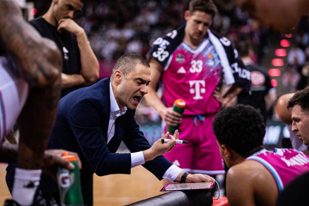 easyCredit Basketball Bundesliga, Telekom Baskets Bonn vs. Basketball Löwen Braunschweig, 12.04.2026 Marko Stankovic (Telekom Baskets Bonn Head Coach) in der Auszeit -- easyCredit Basketball Bundesliga, Telekom Baskets Bonn vs. Basketball Löwen Braunschweig, 12.04.2026, Telekom Dome Bonn Copyright: xBEAUTIFULxSPORTS Derixx