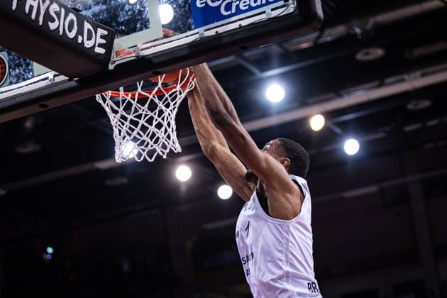 easyCredit Basketball Bundesliga, Telekom Baskets Bonn vs. Basketball Löwen Braunschweig, 12.04.2026 David NGuessan (BASKETBALL LÖWEN BRAUNSCHWEIG 1) beim Dunking -- easyCredit Basketball Bundesliga, Telekom Baskets Bonn vs. Basketball Löwen Braunschweig, 12.04.2026, Telekom Dome Bonn Copyright: xBEAUTIFULxSPORTS Derixx