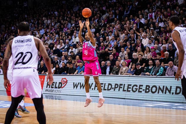 easyCredit Basketball Bundesliga, Telekom Baskets Bonn vs. Basketball Löwen Braunschweig, 12.04.2026 Jalen Finch (Telekom Baskets Bonn 0) beim Dreier -- easyCredit Basketball Bundesliga, Telekom Baskets Bonn vs. Basketball Löwen Braunschweig, 12.04.2026, Telekom Dome Bonn Copyright: xBEAUTIFULxSPORTS Derixx