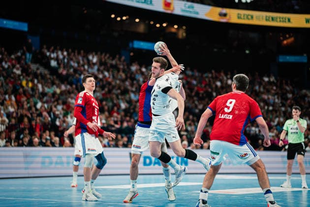 HBL: HSV Hamburg vs. THW Kiel, 12.04.2026 Nikola Bilyk (THW Kiel, 53) wirft; HBL: HSV Hamburg vs. THW Kiel am 12.04.2026 in der Barclays Arena, Hamburg Copyright: xBEAUTIFULxSPORTS Tonhäuserx