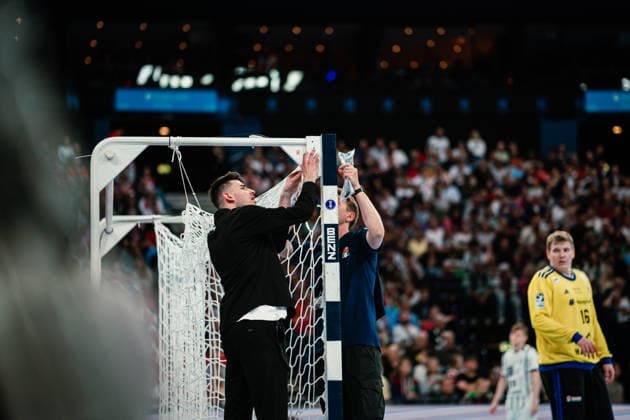 HBL: HSV Hamburg vs. THW Kiel, 12.04.2026 Das Netz muss repariert werden; HBL: HSV Hamburg vs. THW Kiel am 12.04.2026 in der Barclays Arena, Hamburg Copyright: xBEAUTIFULxSPORTS Tonhäuserx